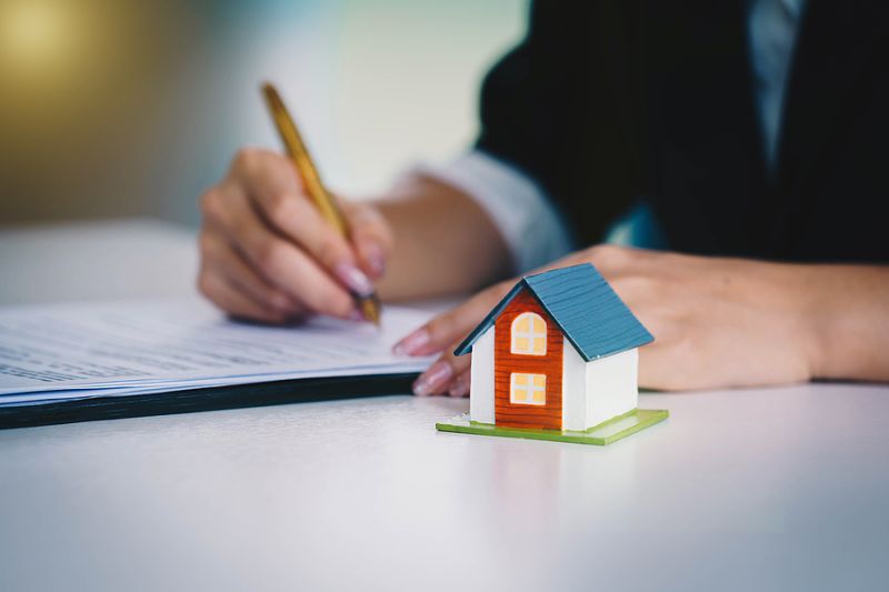 Businesswoman Signing The Document Contract  Of A Sale For A New